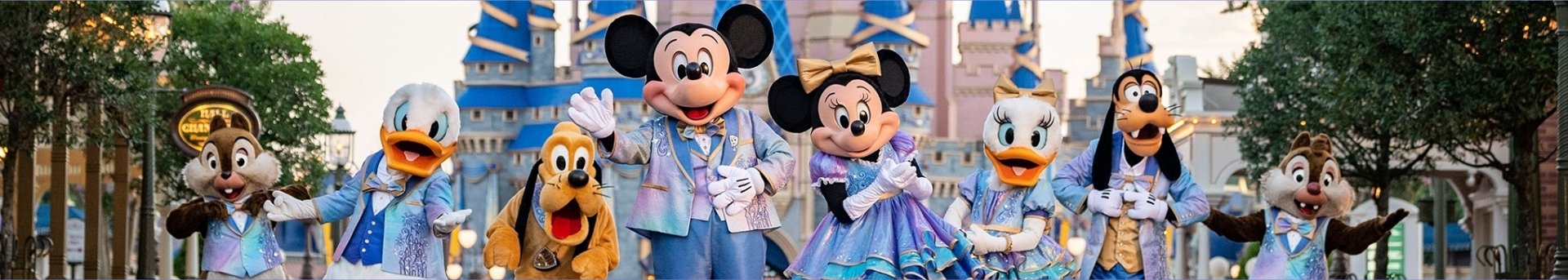 Personagens da Disney em frente ao castelo